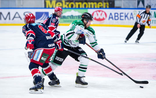 Rögles Tim Kunes rundar Södertäljes Mike Bergin