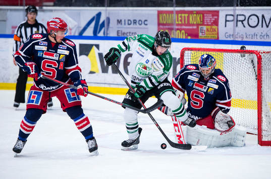 Rögles Erik Thorell mellan Södertäljes Johan Jonsson och