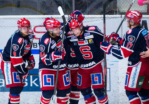 Södertäljes Jacob Dahlström kramas om av Dan Iliakis
