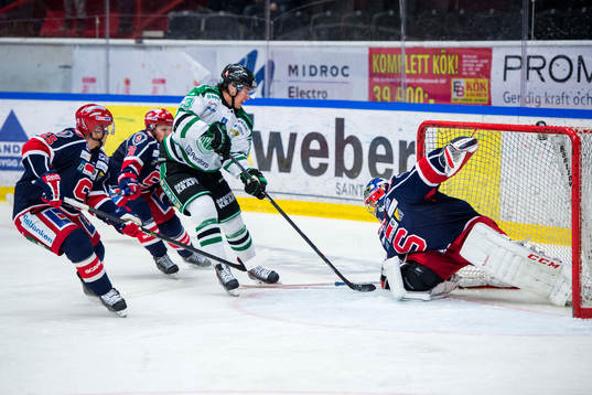 Rögles Daniel Sylwander kommer runt med puck