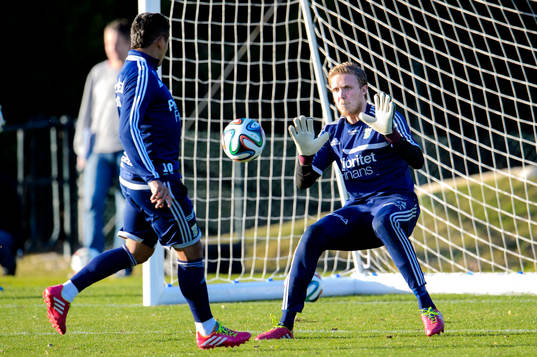 IFK Göteborgs målvakt Marcus Sandberg räddar skottet