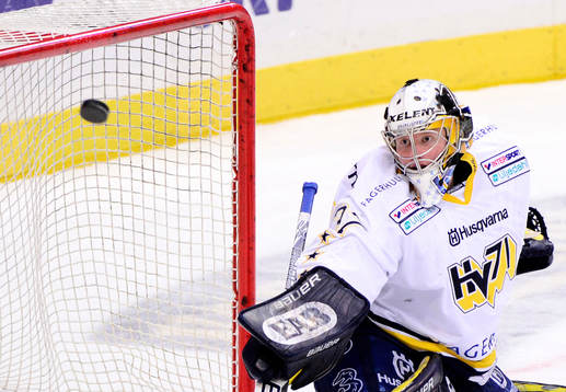 s målvakt Jonas Gunnarsson tittar