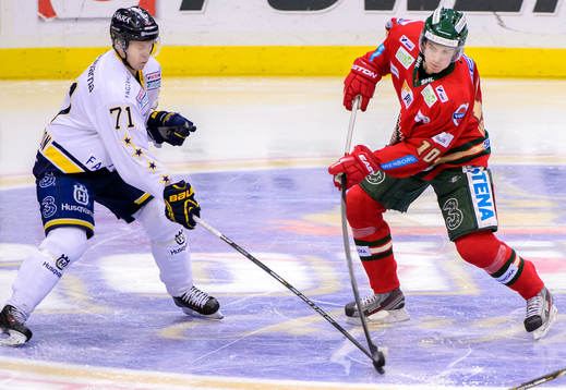 Frölundas Alexander Wennerberg (h) skjuter pucken framför