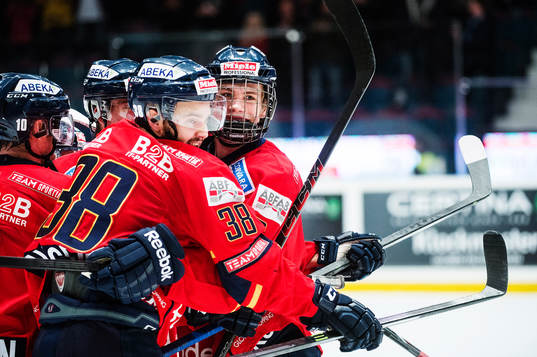 Djurgårdens Andreas Englund jublar med Joakim Hagelin