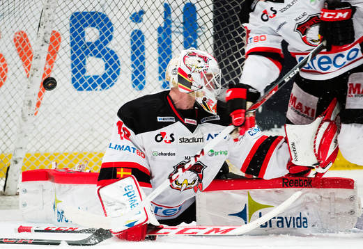 Djurgårdens Joakim Eriksson (ej i bild) gör mål bakom