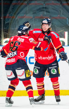 Djurgårdens Marcus Sörensen jublar med Nicklas Heinerö