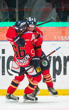 Djurgårdens Marcus Sörensen jublar med Nicklas Heinerö