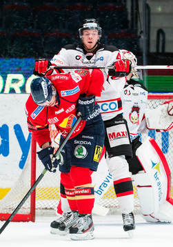 Djurgårdens Dustin Johner  trycks till av Malmös Anton