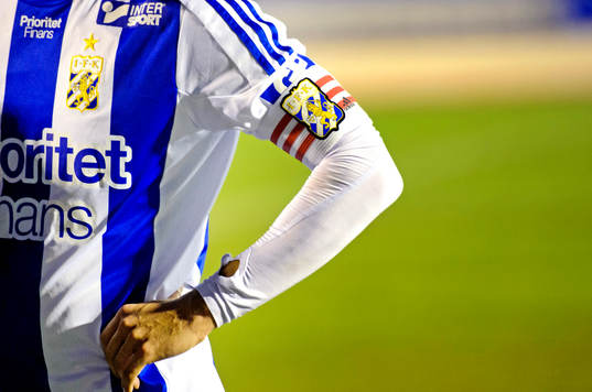 IFK Göteborgs kaptensbindel på Mattias Bjärsmyr