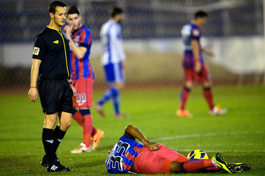 Steaua Bucarest Fernando Varela blir liggande