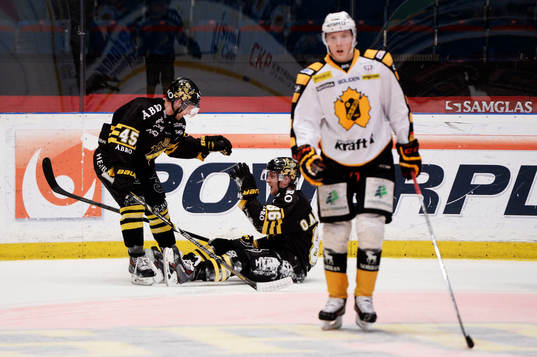 s Oscar Steen och Oscar Ahlström jublar