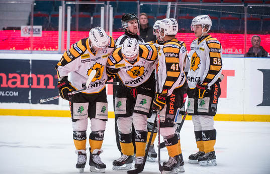 Skellefteås Oscar Sundqvist får hjälp av isen