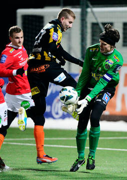 Häckens Simon Gustafson och Falkenbergs målvakt Otto