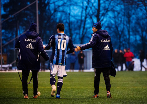 Djurgårdens  Erton Fejzullahu  har ont och går av skadad