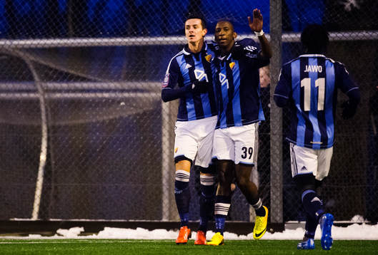 Djurgårdens  Haris Radetinac  och Mark Mayambela  jublar