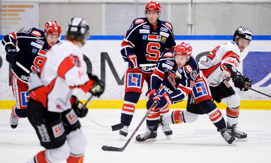 Södertäljes Emil Billberg tar hand om pucken