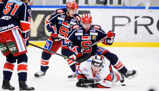 Södertäljes Jason Gregoire sitter på Karlskogas Stefan
