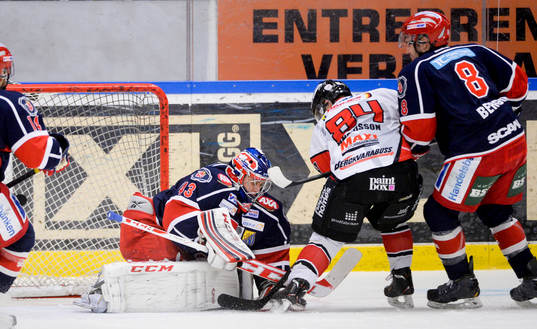 Södertäljes målvakt Sebastian Idoff tar hand om pucken