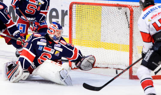 Södertäljes målvakt Sebastian Idoff ser pucken gå i