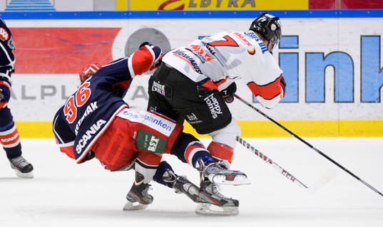Södertäljes David Pastrnák tacklas av Karlskogas