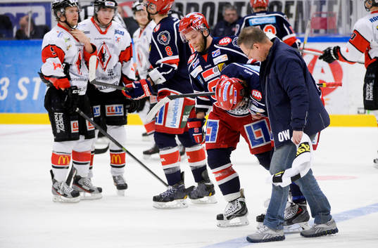 Södertäljes David Pastrnák får hjälp av isen