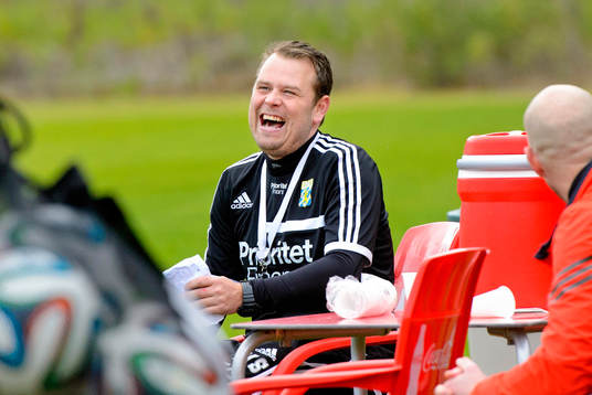 IFK Göteborgs tränare Mikael Stahre skrattar med Mattias