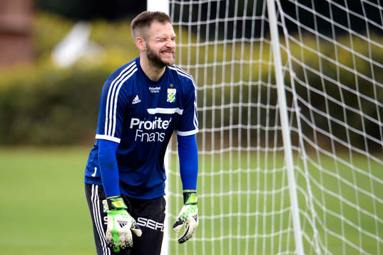 IFK Göteborgs målvakt John Alvbåge gestikulerar