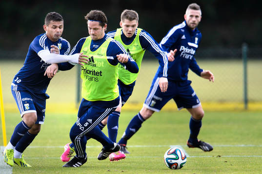 IFK Göteborgs Daniel Lopes Silva i kamp om bollen med