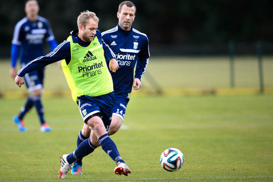 IFK Göteborgs Robin Söder snor bollen framför Hjalmar
