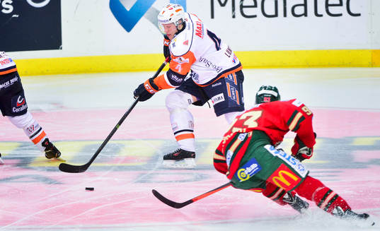 Växjös Niclas Lundgren med pucken och Frölundas Evan