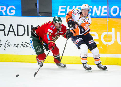 Frölundas Jonas Ahnelöv jagar Växjös Dennis Rasmussen