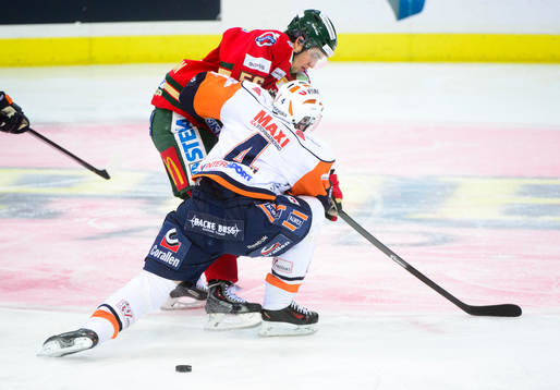 Frölundas Erik Gustafsson går förbi Växjös Niclas