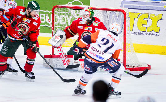 Frölundas målvakt Linus Fernström räddar ett skott