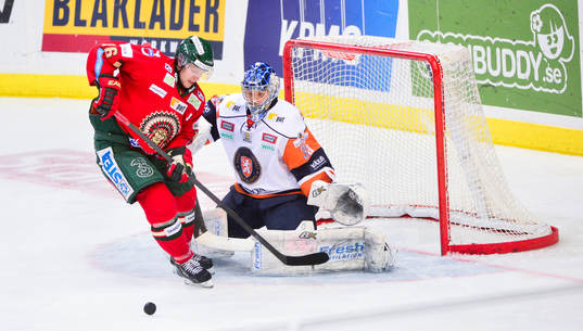 Frölundas Anton Axelsson framför Växjös målvakt Teemu