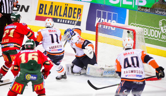 Frölundas Nicklas Lasu gör 2-0 bakom Växjös målvakt