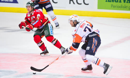 Växjös Tomi Kallio med pucken