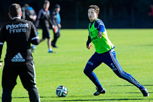 IFK Göteborgs Philip Haglund letar spelmöjligheter