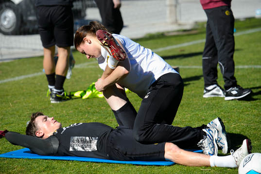 Elfsborgs Lasse Nilsson får behandling av sjukgymnast
