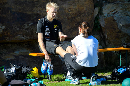 Elfsborgs Johan Larsson pratar med sjukgymnast Susanne