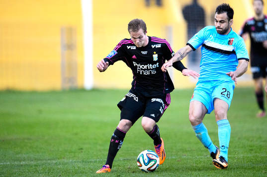 IFK Göteborgs Gustav Engvall jagas av Lokomotiv Plovivs