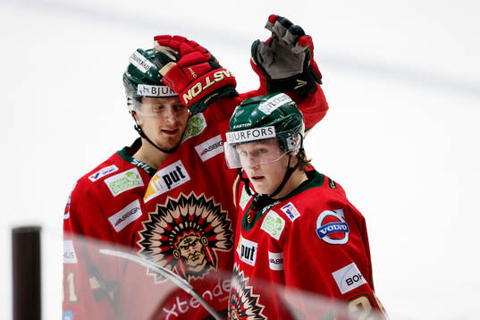 Frölundas Nicklas Lasu (v) gratulerar Frölundas Erik