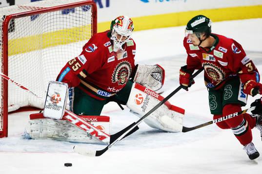 Frölundas målvakt Linus Fernström och Frölundas Nicklas