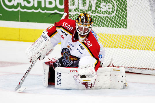 Luleås målvakt David Rautio räddar ett skott med