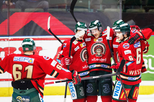 Frölundas Magnus Kahnberg (mitten) gratuleras av