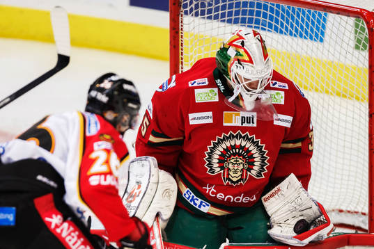 Frölundas målvakt Linus Fernström räddar ett skott