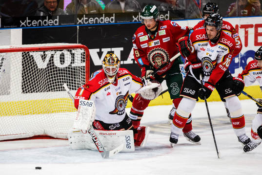 Luleås målvakt David Rautio, Frölundas Max Görtz och