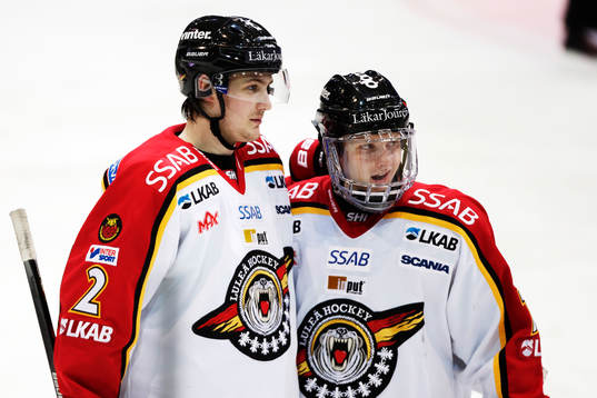 Luleås Dean Kukan och Luleås Daniel Mannberg jublar