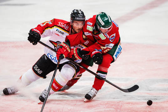 Luleås Slava Trukhno och Frölundas Erik Karlsson i
