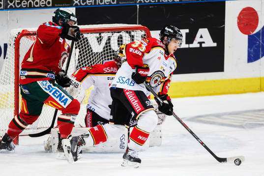 Luleås Andreas Hjelm med pucken