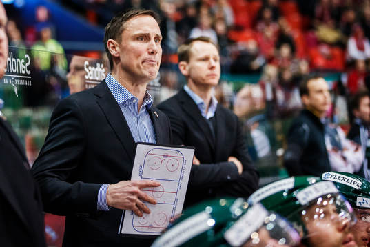 Frölundas tränare Roger Rönnberg med taktiktavla i båset